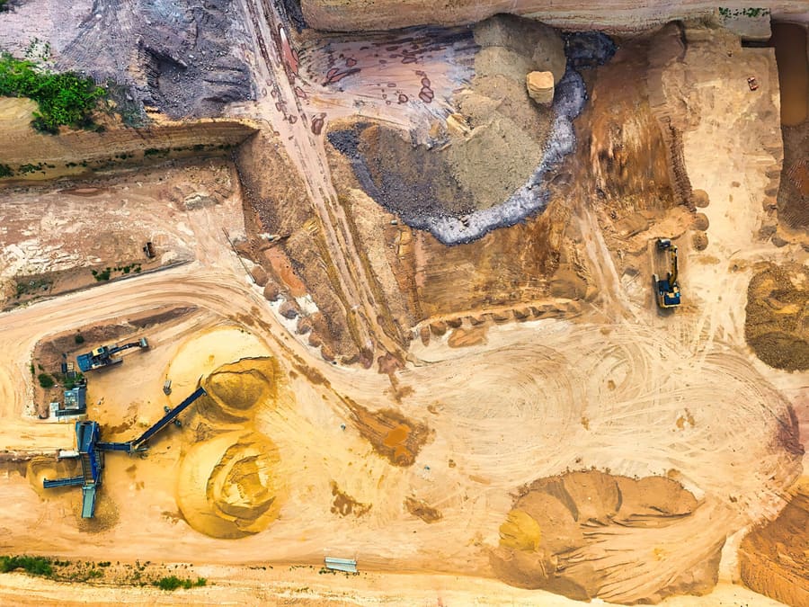 Carrière de sable vue du ciel : rubrique 2510, autorisation environnementale avec étude d’impact.