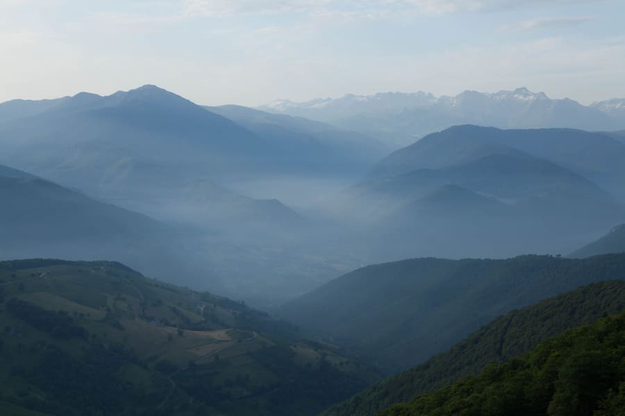 Crêtes pyrénéennes à l’aube dans la brume