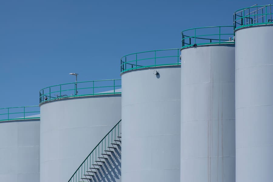 Cuves de stockage : volume, produit et distance aux tiers entrent dans l’étude de dangers.