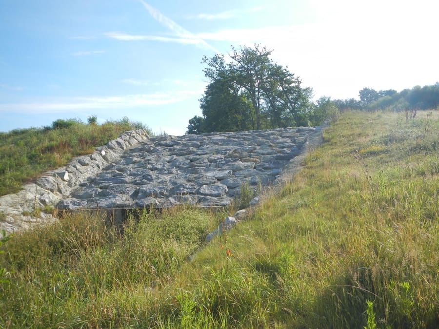 Digue enrochée sur un cours d’eau béarnais.