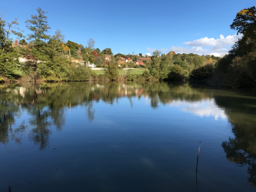 Plan d’eau bordé de boisements : un enjeu à inscrire dans le zonage.