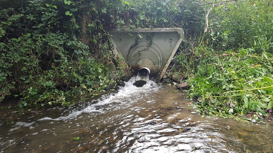 Rejet d’un ouvrage en cours d’eau : un point de contrôle du dossier d’incidences.