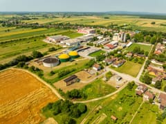 Vue aérienne d’un site agro-industriel entouré de champs