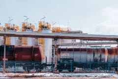 Cuves et canalisations d’un site industriel au bord de l’eau