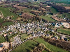 Village vu du ciel, entouré de parcelles agricoles